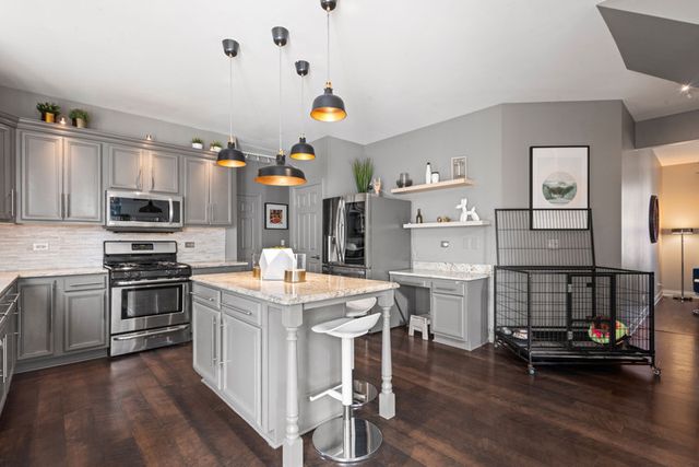 517 Meadowwood Lane, Oswego, IL 60543