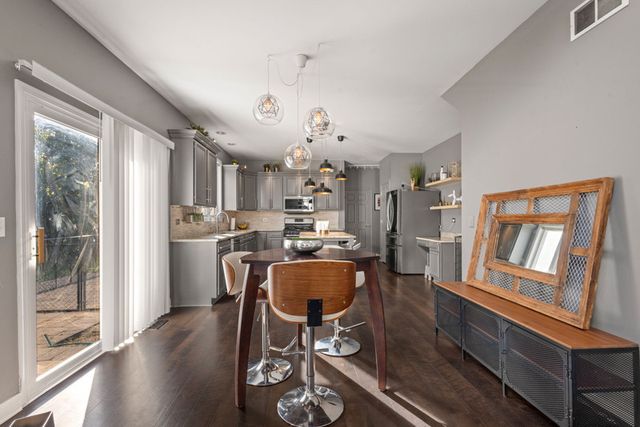 517 Meadowwood Lane, Oswego, IL 60543