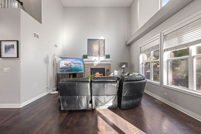 517 Meadowwood Lane, Oswego, IL 60543