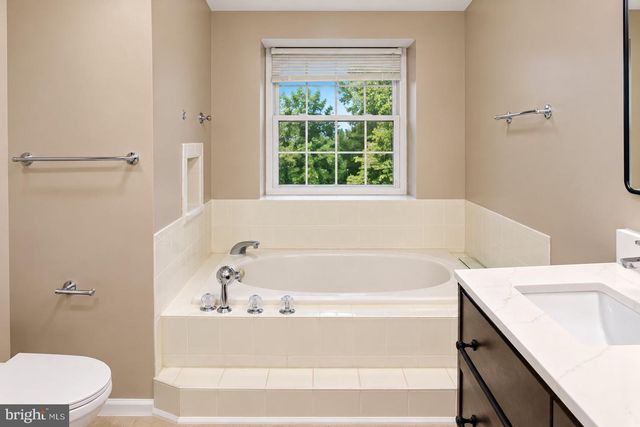 4 SPRUCE CT, Newtown, PA 18940