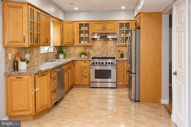 4 SPRUCE CT, Newtown, PA 18940