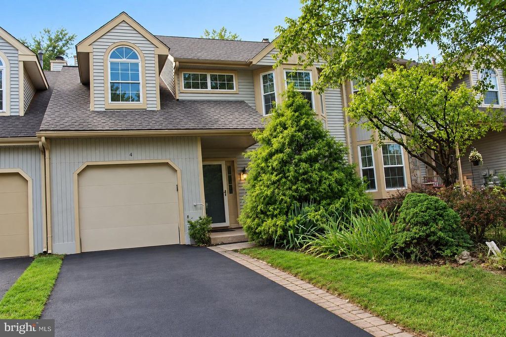 4 SPRUCE CT, Newtown, PA 18940