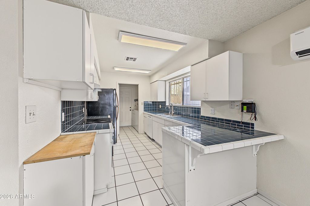 7751 W MACKENZIE Drive, Phoenix, AZ 85033 — photo 3