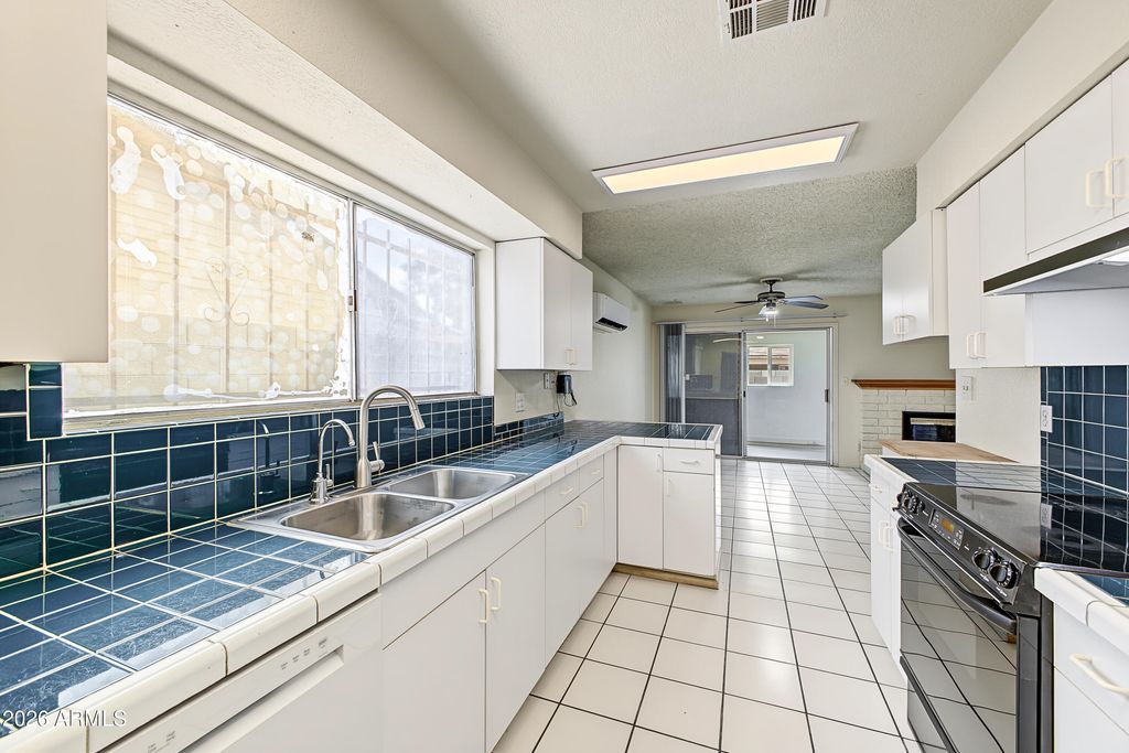 7751 W MACKENZIE Drive, Phoenix, AZ 85033 — photo 4