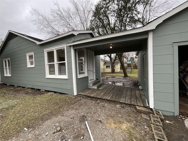 302 S 5th Street, La Porte, TX 77571