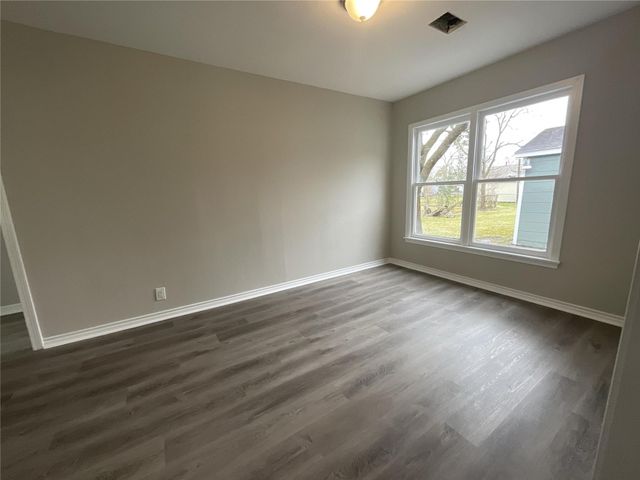 302 S 5th Street, La Porte, TX 77571