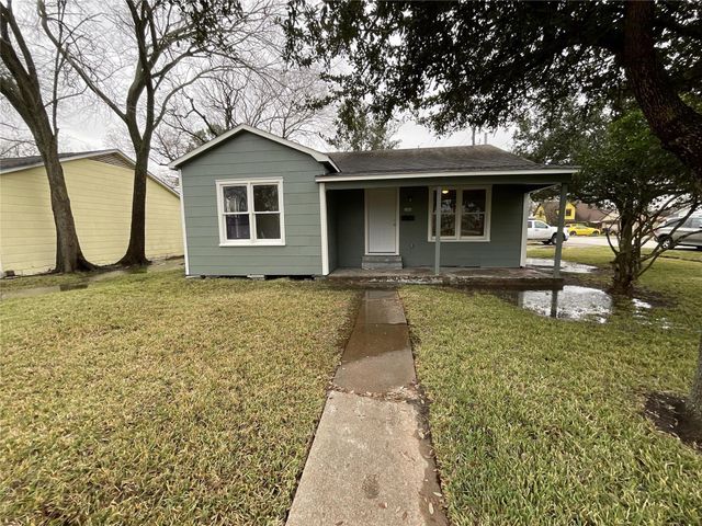 302 S 5th Street, La Porte, TX 77571
