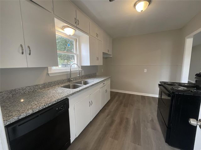 302 S 5th Street, La Porte, TX 77571