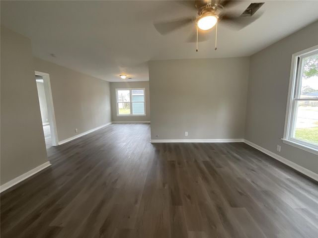 302 S 5th Street, La Porte, TX 77571