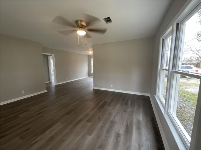 302 S 5th Street, La Porte, TX 77571