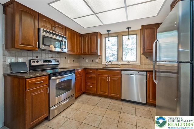 1148 Meadowbrook Circle West, Allentown City, PA 18103