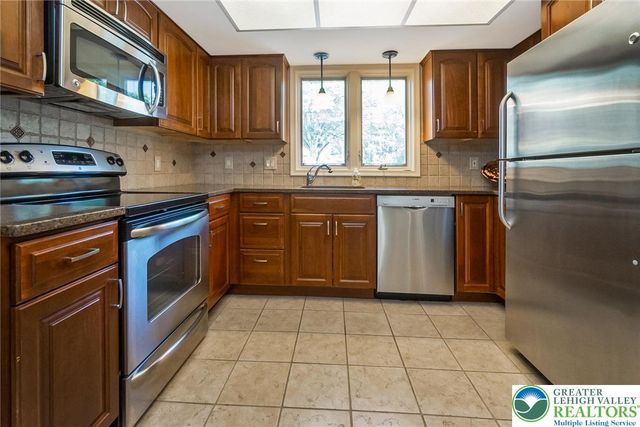 1148 Meadowbrook Circle West, Allentown City, PA 18103
