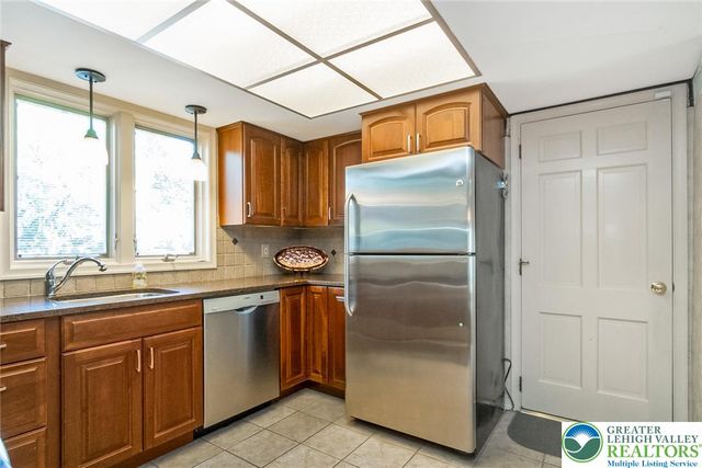 1148 Meadowbrook Circle West, Allentown City, PA 18103