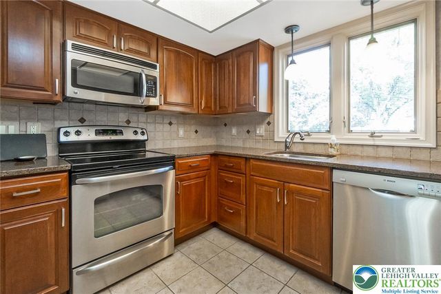 1148 Meadowbrook Circle West, Allentown City, PA 18103