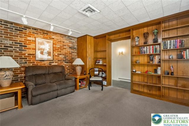 1148 Meadowbrook Circle West, Allentown City, PA 18103