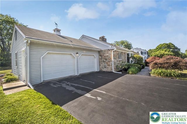 1148 Meadowbrook Circle West, Allentown City, PA 18103