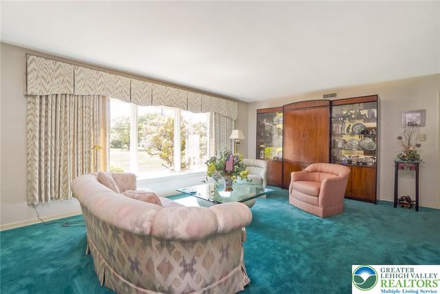 1148 Meadowbrook Circle West, Allentown City, PA 18103