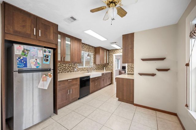 2327 Colonial Ridge Drive, Friendswood, TX 77546