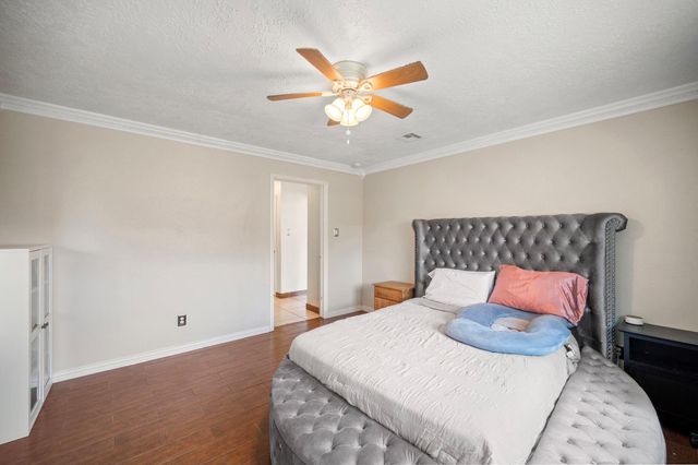 2327 Colonial Ridge Drive, Friendswood, TX 77546