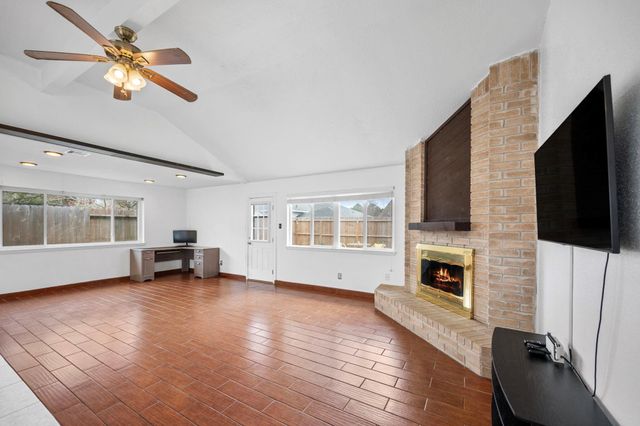 2327 Colonial Ridge Drive, Friendswood, TX 77546