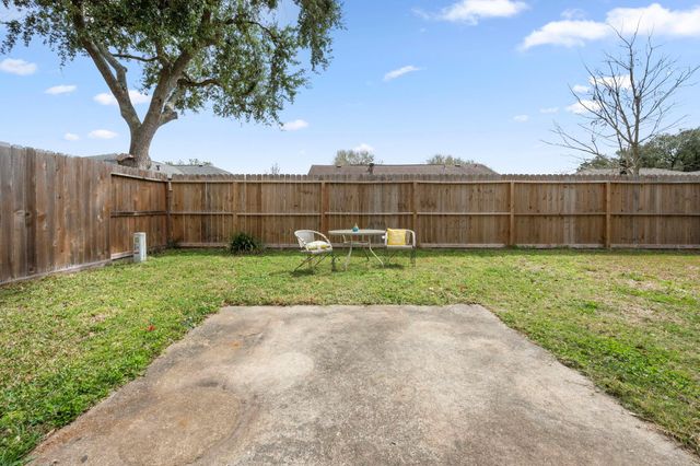 2327 Colonial Ridge Drive, Friendswood, TX 77546