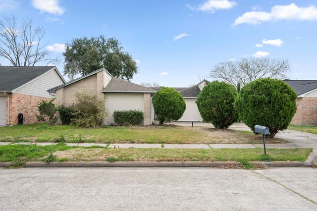 2327 Colonial Ridge Drive, Friendswood, TX 77546