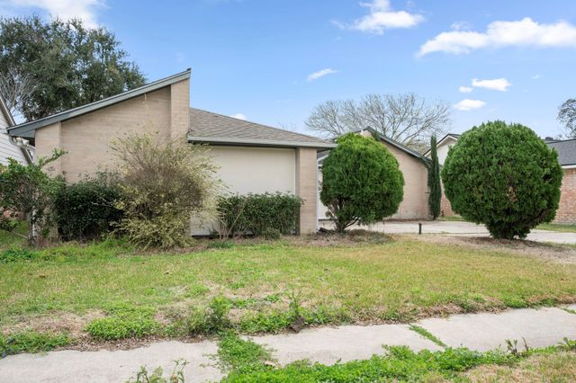 2327 Colonial Ridge Drive, Friendswood, TX 77546