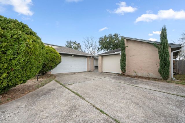 2327 Colonial Ridge Drive, Friendswood, TX 77546