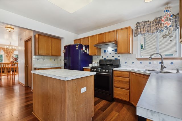 545 Waterford Drive, Oswego, IL 60543