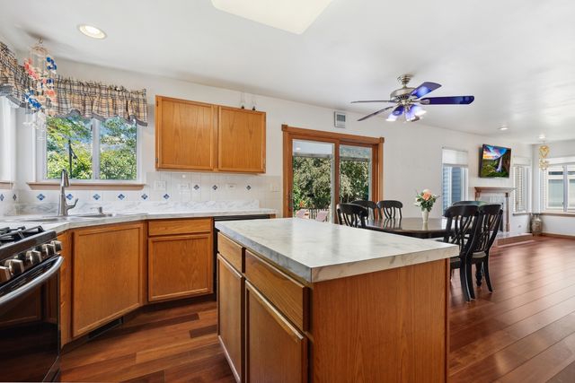 545 Waterford Drive, Oswego, IL 60543
