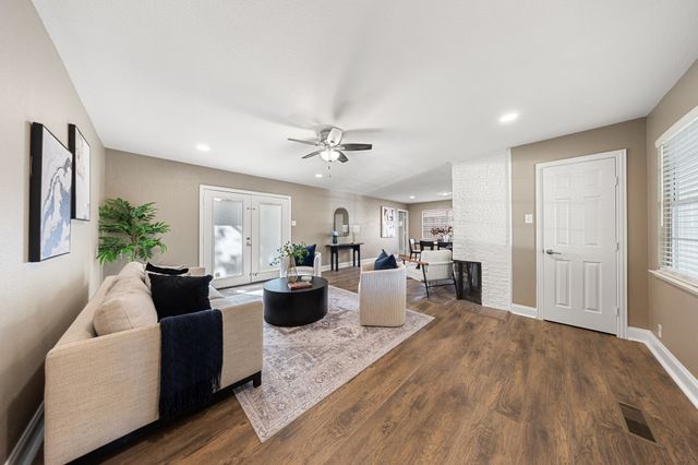 9735 Queenswood Lane, Dallas, TX 75238