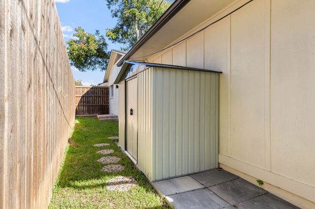9735 Queenswood Lane, Dallas, TX 75238