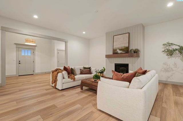 12712 Blackfoot Dr, Pasco, WA 99301