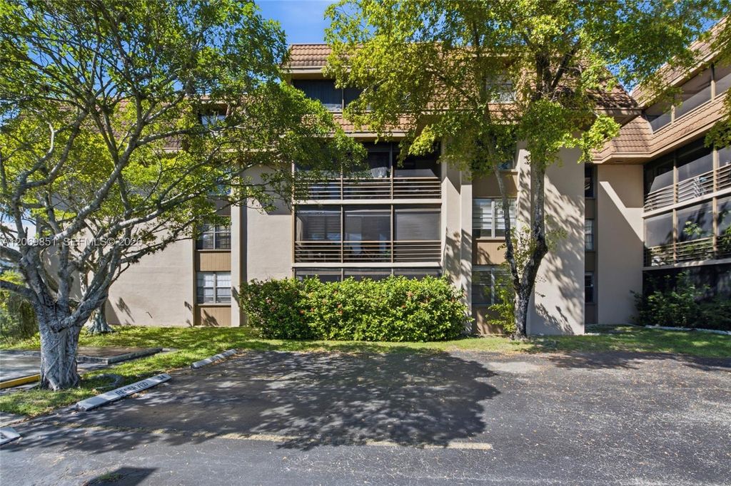 661 NE 195th Street 104, Miami, FL 33179