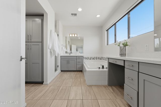 2740 E ROMA Avenue, Phoenix, AZ 85016