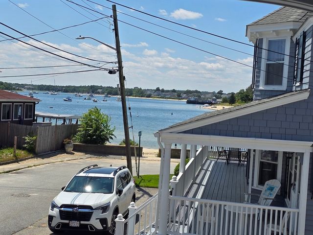 4 Hammond St, Wareham, MA 02532