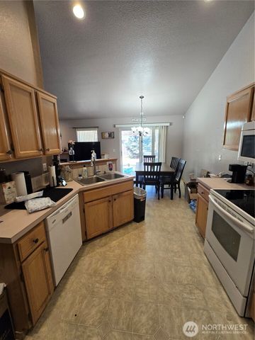 15407 8th Avenue Court E, Tacoma, WA 98445