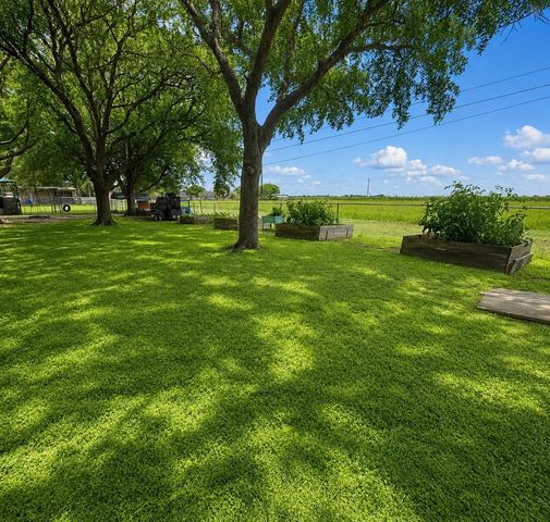 809 John Albert Dr, East Bernard, TX 77435