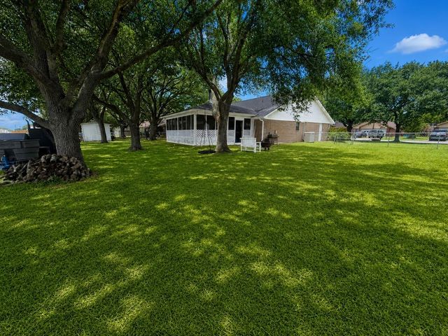 809 John Albert Dr, East Bernard, TX 77435