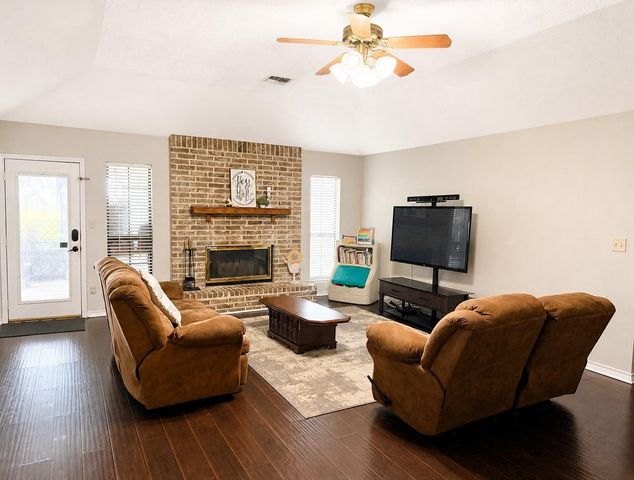 809 John Albert Dr, East Bernard, TX 77435