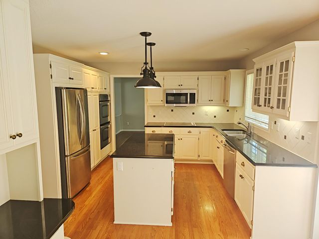 8982 Hunters Trail, Woodbury, MN 55125