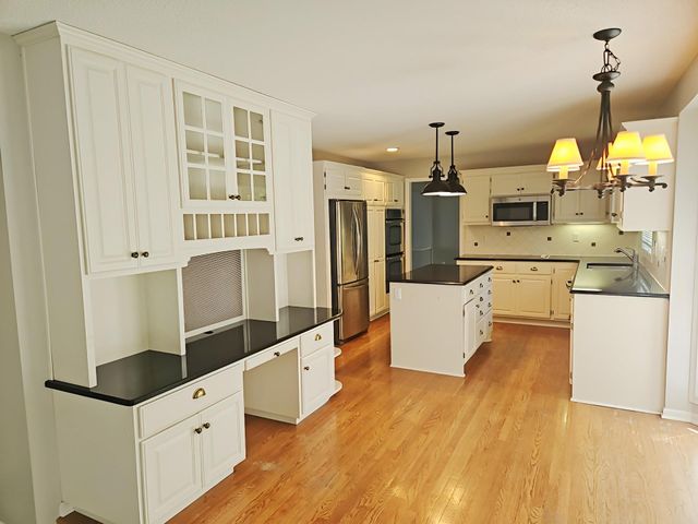 8982 Hunters Trail, Woodbury, MN 55125