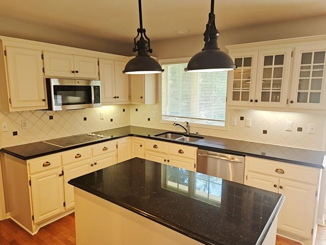 8982 Hunters Trail, Woodbury, MN 55125