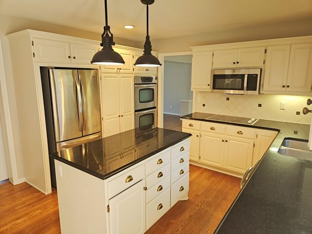 8982 Hunters Trail, Woodbury, MN 55125