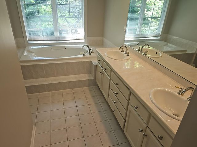 8982 Hunters Trail, Woodbury, MN 55125