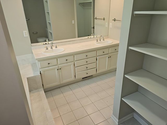 8982 Hunters Trail, Woodbury, MN 55125