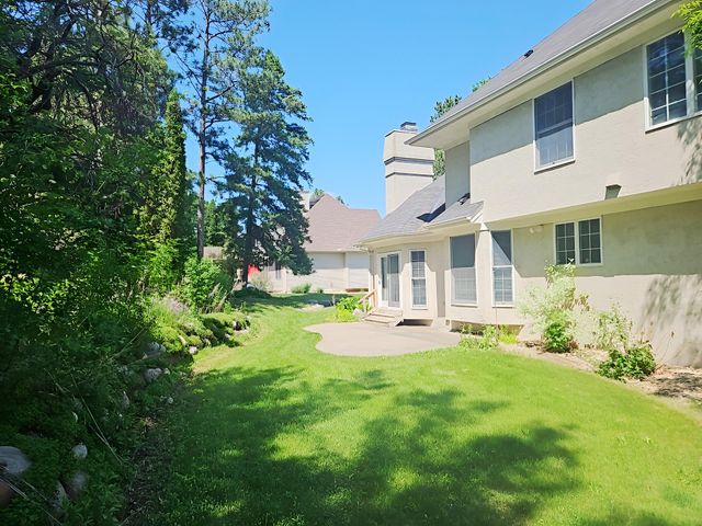 8982 Hunters Trail, Woodbury, MN 55125