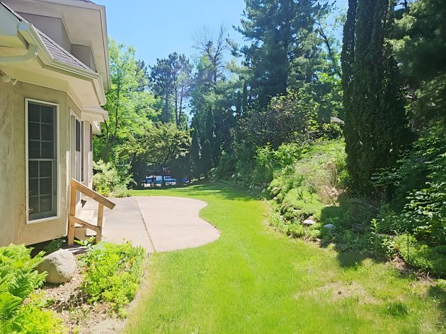8982 Hunters Trail, Woodbury, MN 55125