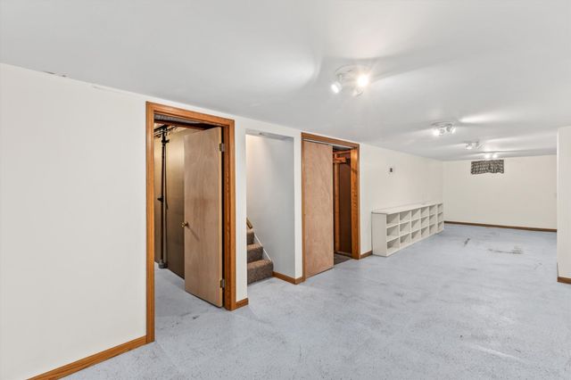 6105 Crown Lane, Des Moines, IA 50311