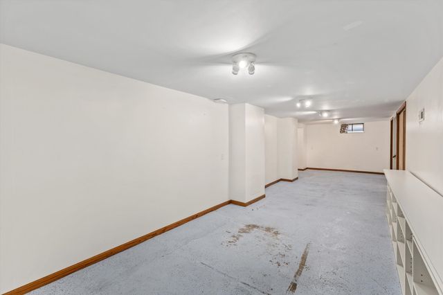 6105 Crown Lane, Des Moines, IA 50311